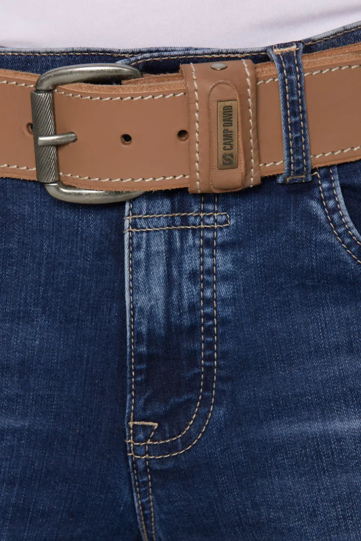 Gürtel aus Leder mit Kontrastnaht und Logo-Plakette beige