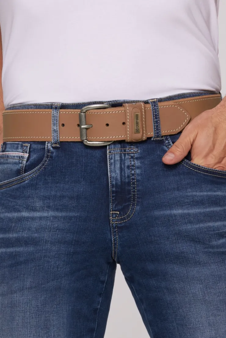 Gürtel aus Leder mit Kontrastnaht und Logo-Plakette beige
