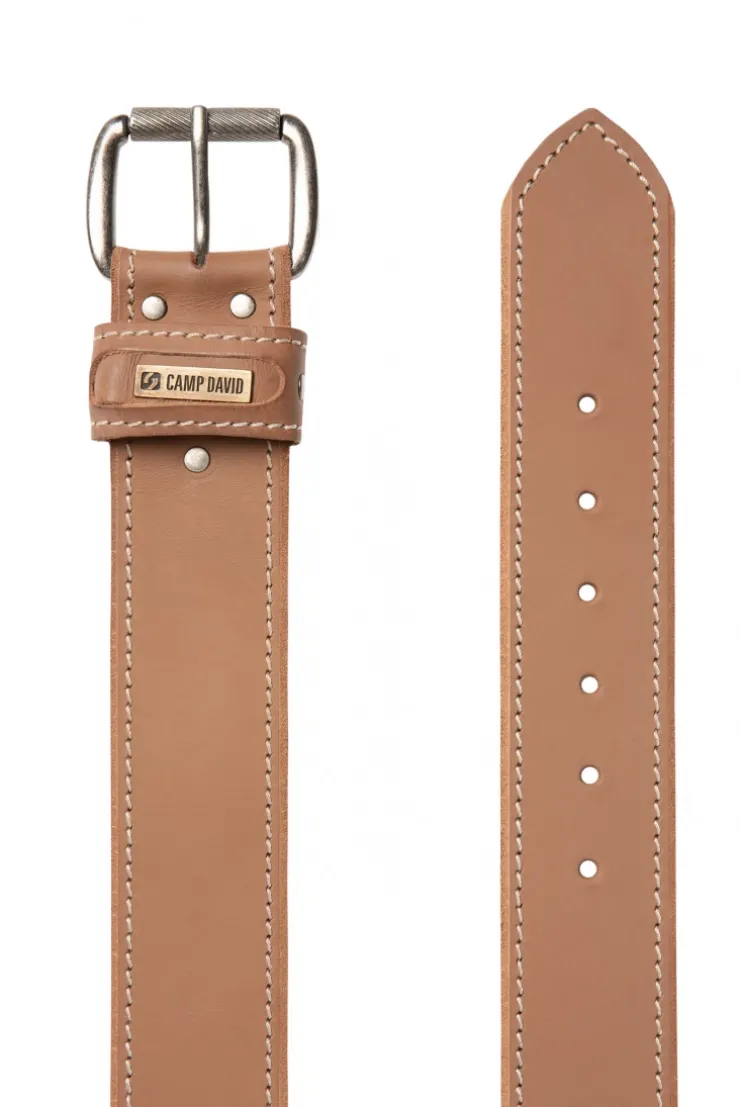 Gürtel aus Leder mit Kontrastnaht und Logo-Plakette beige