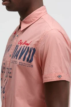 Kurzarmhemd mit Label Prints und Stickereien old peach