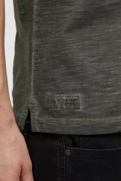 Kurzarmpolo mit V-Neck und Back-Print dark wood