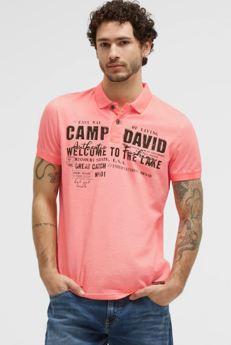 Kurzarmpolo Oil Dyed mit Logo Print neon flame
