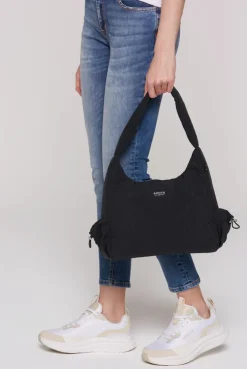 Leichte, wattierte Schultertasche black