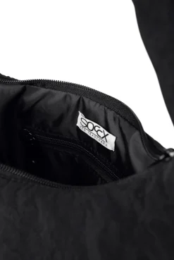Leichte, wattierte Schultertasche black