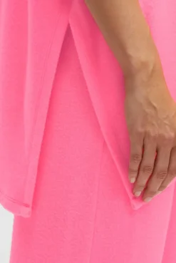 Poncho aus Flauschstrick mit Glimmer Print neon pink