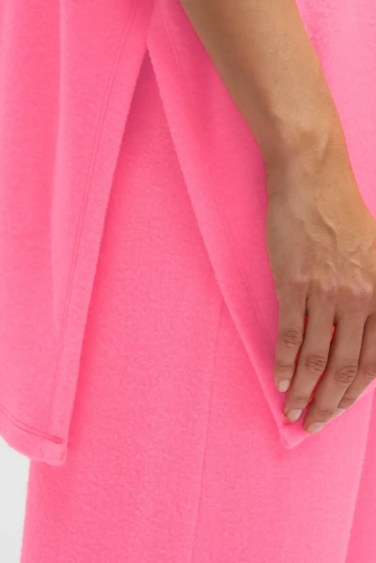 Poncho aus Flauschstrick mit Glimmer Print neon pink