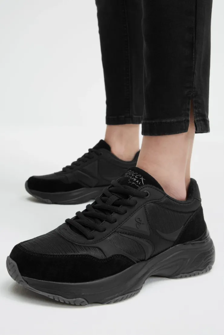 Sneaker Low im tonigen Materialmix black