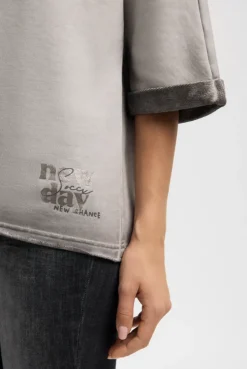 Sweatshirt Oil Dyed mit Kurzarm und Backprint fresh grey