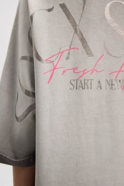 Sweatshirt Oil Dyed mit Kurzarm und Backprint fresh grey