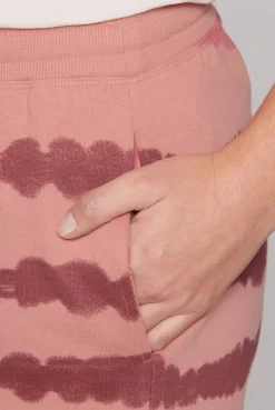 Sweatshorts mit Streifen im Batik-Look beachy red | XL