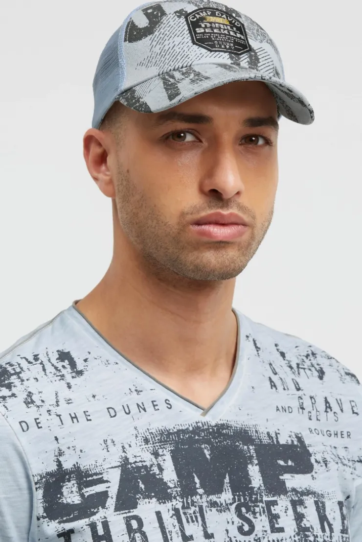 Trucker Cap mit All Over Print und Patch silver blue
